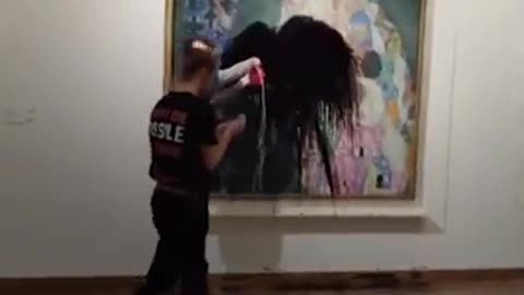 Oily liquid thrown at Klimt's 'Death and Life' in the Leopold Museum