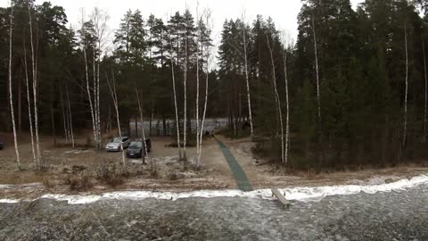 Lago congelado permite a skaters explorar impactantes paisajes invernales