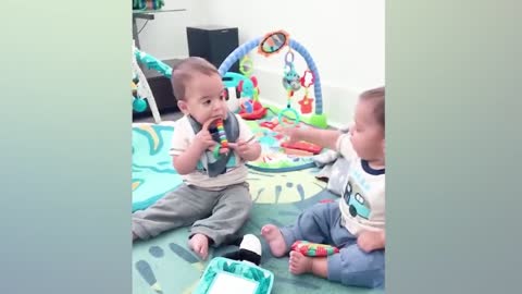 Twin Babies Playing with the Animals, Come See the most amazing beautiful videos