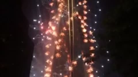 A fantastic fireworks display was held at Lotte Tower in Korea.