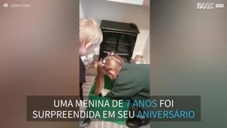 Menina chora ao ser surpreendida com dois gatos no aniversário