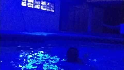 Piscina com luz azul , um charme