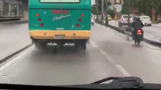 Bus de transporte público expulsa grandes cantidades de humo