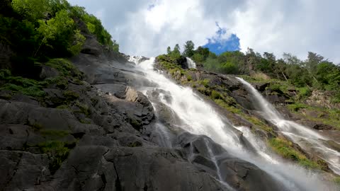 Hermosa caída de agua, que les parece??