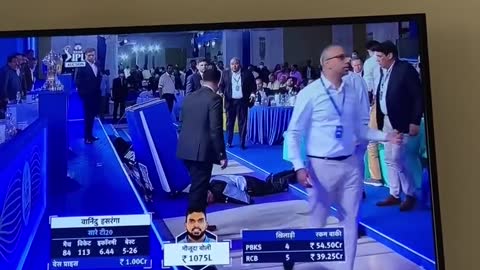 IPL 2022 Auctioneer Hugh Edmeades Collapsing Mid-Event