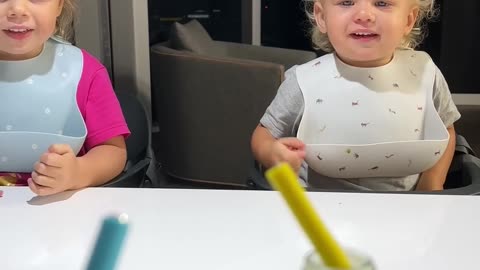 Kids are happy to try new drinks.FunnyBaby_video!