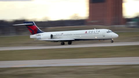 Boeing 717-200 operating as Delta1485 departing St Louis Lambert Intl - STL