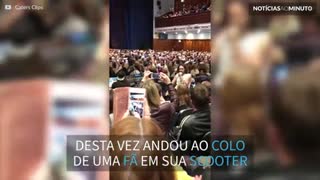 Comediante Russel Brand pega carona em colo de fã!