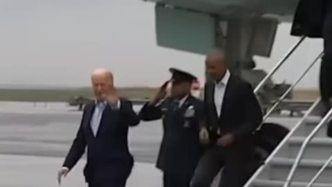 What do you notice about this video of Joe Biden and Barack Obama “landing” in NYC?