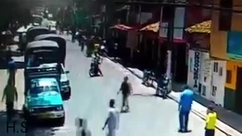 En video quedó registrado el ataque a cuchillo de una mujer en Bucaramanga