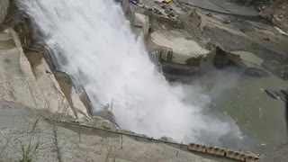 El río Cauca volvió a fluir por el vertedero de Hidroituango