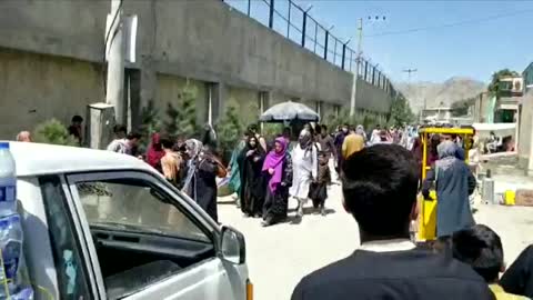 Talibanes celebran con disparos al aire la salida de EEUU de Afganistán