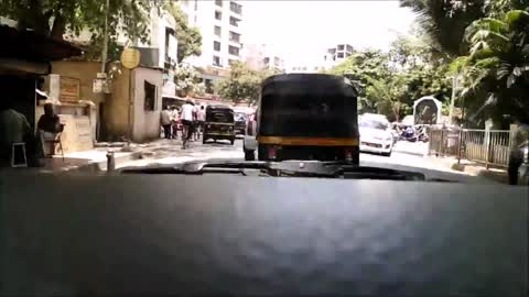 Dash cam muestra cómo es conducir por Bombai