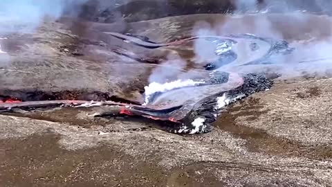 New fissures open in Icelandic volcano