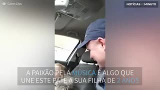 Pai e filha de 2 anos fazem rave dentro do carro