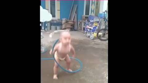 Bayi lucu bermain air selang