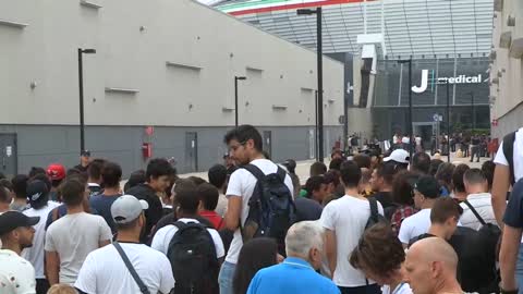 Los hinchas del Juventus esperan a Cristiano frente al J Medical