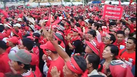 Thailand, Bangkok, Phra Nakhon - red shirt rally crowd 2010-03-27