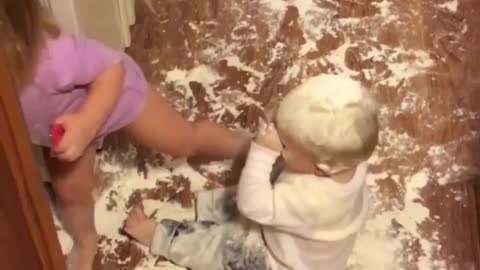 Baby kids funny in thé flour