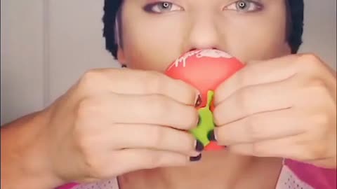 GET LUSCIOUS LIPS IN 2 MINUTES