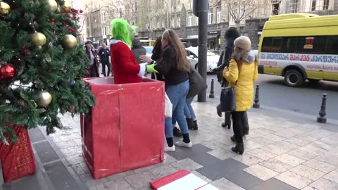 Grinch Jumps out of Gift box Prank 🍧🎄📆 - Grinch Scary Prank