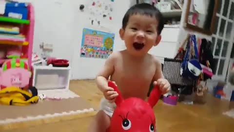 Ho dances while riding a horse!