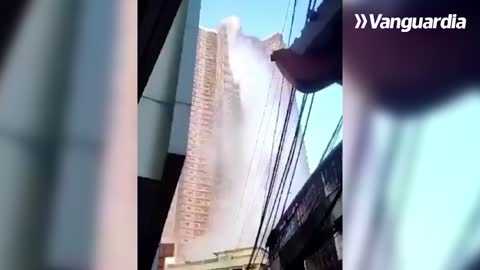 Video: El momento en que se quiebra la piscina de un lujoso rascacielos en Filipinas