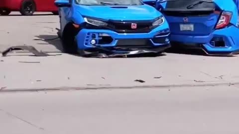 Une Honda Civic Type R coupée en deux après un accident