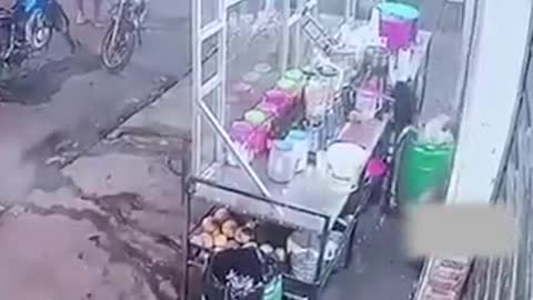 Two robbers rob motorcycles at gunpoint in Ecuador