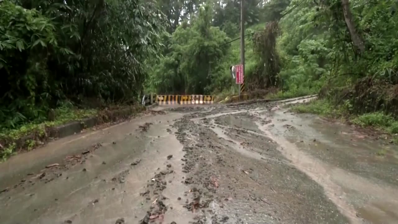 Typhoon Doksuri smacks southern Taiwan