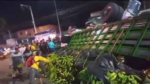 Camión cargado con plátano se volcó en aparatoso accidente en Chimitá, Bucaramanga