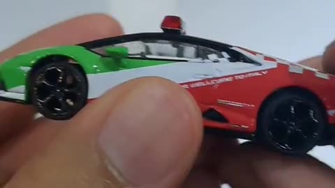 Mini GT | Lamborghini Huracan Evo Bologna Airport 2020 "Follow-Me Car"