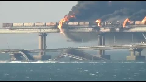 ATTACCO TERRORISTICO:detonazione di un camion bomba sul ponte di Crimea.Sabato mattina, 8 ottobre, un veicolo cargo è esploso sul lato automobilistico del ponte di Crimea,che collega la penisola di Crimea alla Russia continentale.