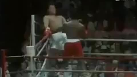 Muhammad Ali dodges 21 punches in 10 seconds (1977)