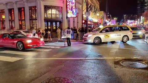 NASHVILLE TN LIVE BROADWAY STREET / PEOPLE WATCHING / BANDS WATCHING / BARS