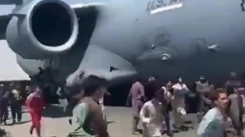 People hopping onto US cargo jets leaving Kabul 8-16-2021
