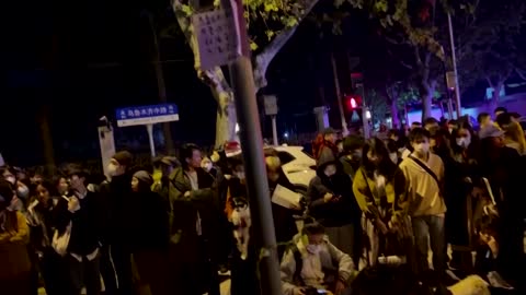 Shanghai residents hold vigil for Urumqi fire victims