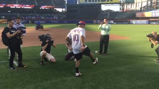 Neymar jugando una pelota de béisbol