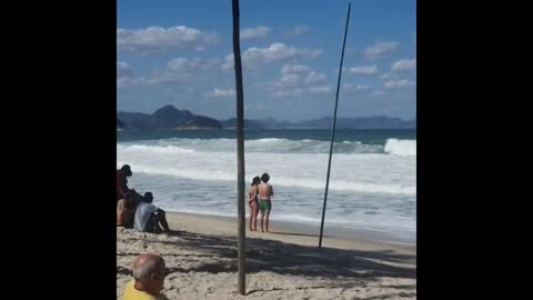 Bastidores Praia de #Copacabana#Mar em #Ressaca no Rio de Janeiro, #Brasil #shorts