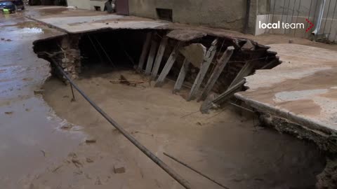 Cantiano,Marche voragine in strada e auto distrutte da alluvione.Ad ogni strada la sua voragine:le "Città bucate italiane".sono così le strade in Italia passando la dogana di Brogeda dal confine svizzero fino al Sud Italia giusto??