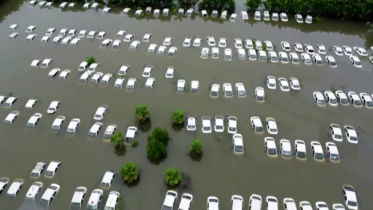 Traffic chaos as rain pounds India