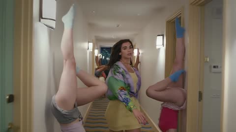 Dua Lipa - New Rules (Official Music Video)