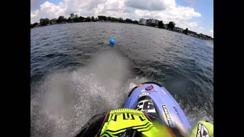 Yamaha Waveblaster versus Sea-Doo HX in Head-to-Head Jet Ski Slalom Race