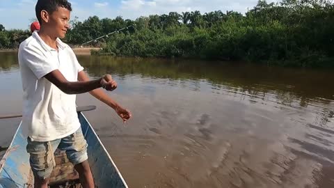 Esto pasa cuando entras a un rio infestado de pirañas en Colombia.