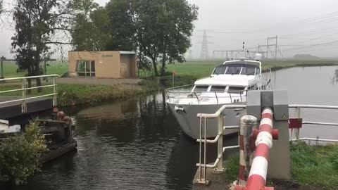 PLEASURE CARFT GESINA THROUGH BRIDGE WITH FEMALE SKIPPER