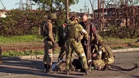 Gli Azov non sono "evacuati", sono prigionieri di guerra.