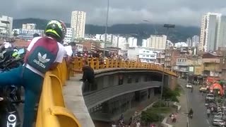 Policía y ciudadano evitaron que un hombre se lanzara de un puente en Bucaramanga