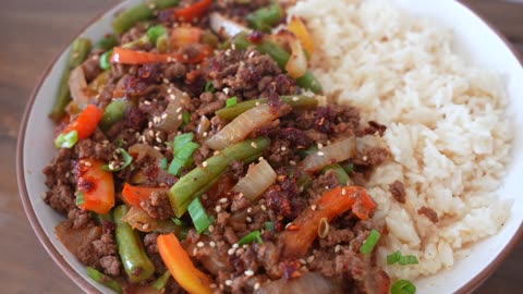 "Macro-Friendly Firecracker Ground Beef Stir Fry: Flavorful and Healthy!"