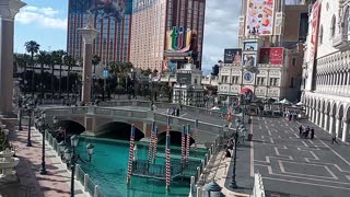 Las Vegas Boulevard clock Rings at 5 pm