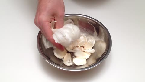 How to quickly peel a head of garlic